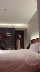 母狗穿透明装取外卖