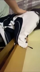 现在的家教不好当啊，发育的这么好。童颜巨乳